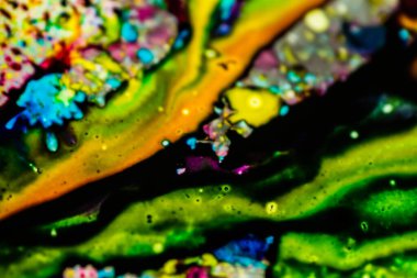 Yazıcı kartuşunu doldurmak için kullanılan mürekkep beyaz lavabonun üzerine dökülmüş ve boyalar soyut damlalar ve desenlerle harmanlanmış..