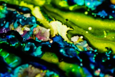 Yazıcı kartuşunu doldurmak için kullanılan mürekkep beyaz lavabonun üzerine dökülmüş ve boyalar soyut damlalar ve desenlerle harmanlanmış..