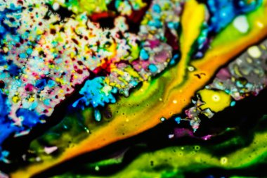 Yazıcı kartuşunu doldurmak için kullanılan mürekkep beyaz lavabonun üzerine dökülmüş ve boyalar soyut damlalar ve desenlerle harmanlanmış..