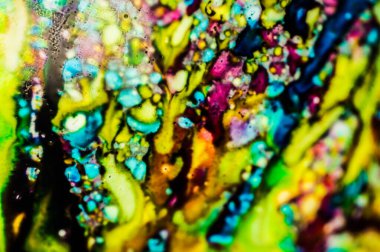 Yazıcı kartuşunu doldurmak için kullanılan mürekkep beyaz lavabonun üzerine dökülmüş ve boyalar soyut damlalar ve desenlerle harmanlanmış..