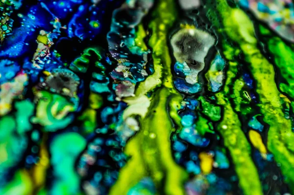 Yazıcı kartuşunu doldurmak için kullanılan mürekkep beyaz lavabonun üzerine dökülmüş ve boyalar soyut damlalar ve desenlerle harmanlanmış..