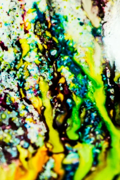 Yazıcı kartuşunu doldurmak için kullanılan mürekkep beyaz lavabonun üzerine dökülmüş ve boyalar soyut damlalar ve desenlerle harmanlanmış..