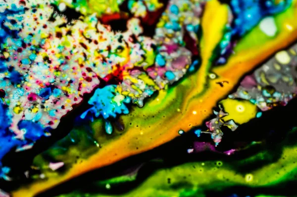 Yazıcı kartuşunu doldurmak için kullanılan mürekkep beyaz lavabonun üzerine dökülmüş ve boyalar soyut damlalar ve desenlerle harmanlanmış..