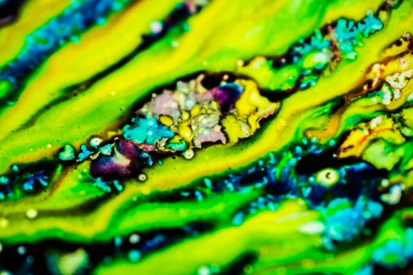 Yazıcı kartuşunu doldurmak için kullanılan mürekkep beyaz lavabonun üzerine dökülmüş ve boyalar soyut damlalar ve desenlerle harmanlanmış..