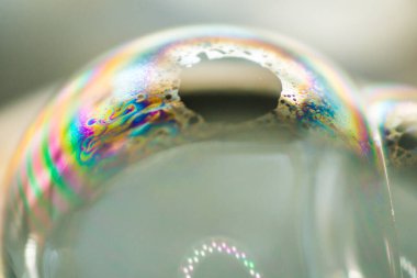 Sabun köpükleri kapanıyor. Sabun köpükleri güneşte parlıyor.