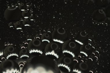 Suda küçük bitkisel yağ kabarcıkları, yakın plan..