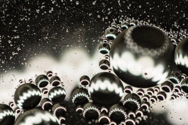 Suda küçük bitkisel yağ kabarcıkları, yakın plan..