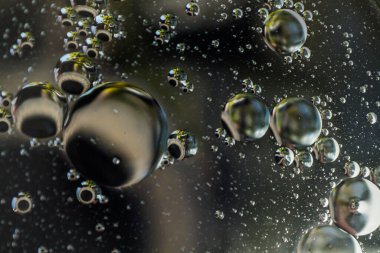 Suda küçük bitkisel yağ kabarcıkları, yakın plan..