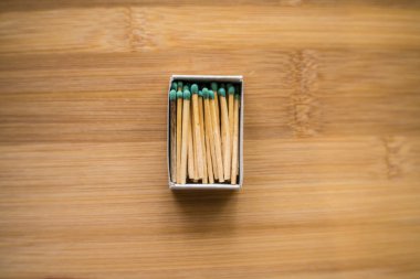 Ahşap arka planda kibrit kutusu kapat