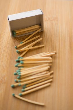 Ahşap arka planda kibrit kutusu kapat