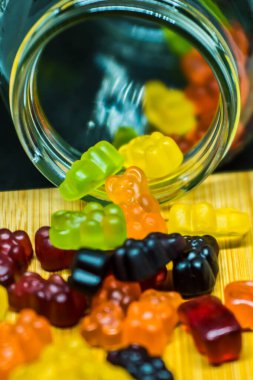 Cam kavanozdan yayılmış tatlı ve lezzetli ayıcıklar..