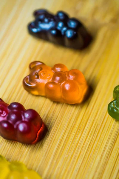 Många Gummy Björnar Olika Färger Och Smaker Trä Bakgrund — Stockfoto