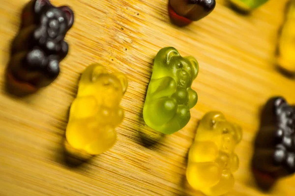 Många Gummy Björnar Olika Färger Och Smaker Trä Bakgrund — Stockfoto