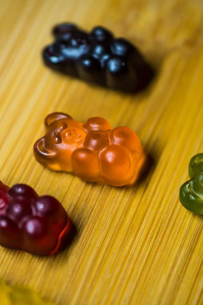 Många Gummy Björnar Olika Färger Och Smaker Trä Bakgrund — Stockfoto