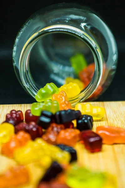 Söta Och Läckra Gummy Björnar Utspridda Från Glasburken — Stockfoto