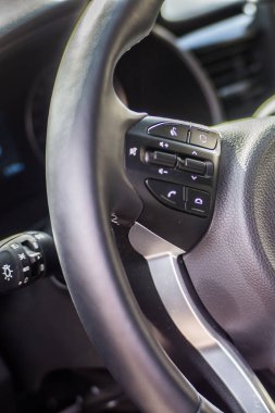 Güneşli bir günde araba kapanıyor..