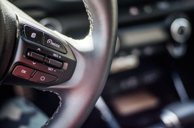 Güneşli bir günde araba kapanıyor..