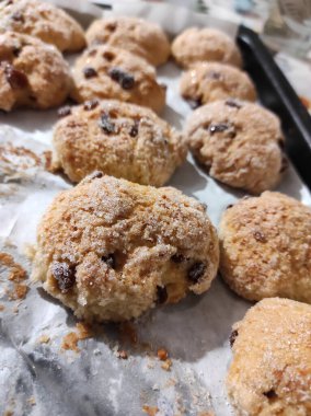 Ev yapımı süzme peynirli kurabiyeler ve üzerine şeker serpiştirilmiş kuru üzümler..