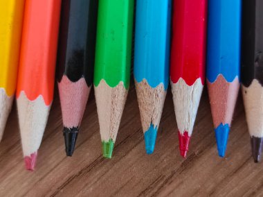 Yakın çekim için açılmış kalemler seti..