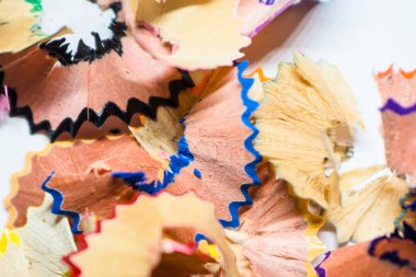 Keskinleştirilmiş renkli kalemlerin talaşı..