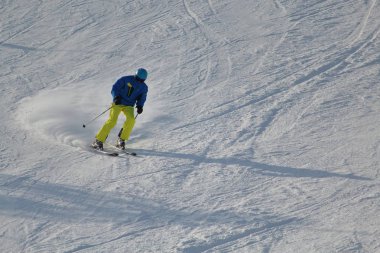 Bir tepeden aşağı Kayak