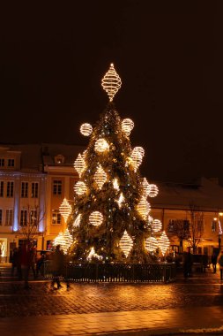 Vilnius, Litvanya 12-24-2018: 2018 yıl Noel ağacı içinde Vilnius, Rotuses kare, Litvanya
