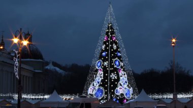 Merkez Katedral Meydanı, Vilnius, Litvanya Noel ağacında 2018