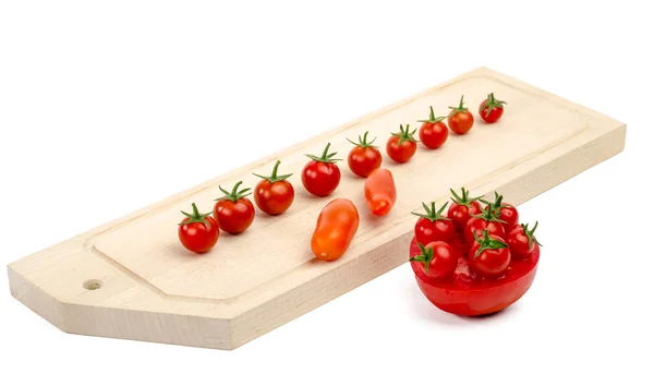 Los Tomates Pequeños Una Tabla Cortar Lado Mitad Tomate Grande — Foto de Stock