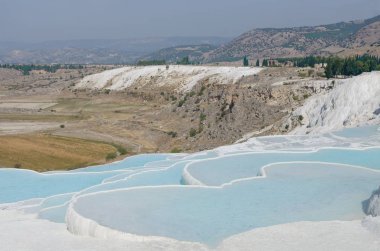 Pamukkale, Türkiye'de pamuk Kalesi. Beyaz kalker kayalıklardan gökyüzüne karşı su ile