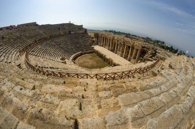 Hierapolis antik şehir Pamukkale, antik tiyatronun içinde kalıntıları