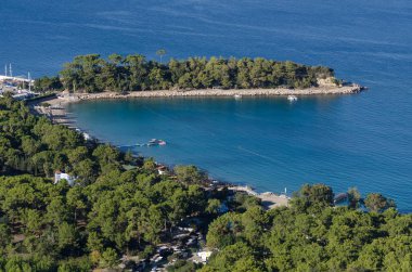 Bay dağ, sahile ve çıkıntılı yarımadanın ağaçları ile deniz görünümü