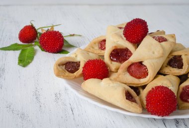 Plaka üzerinde ahududu dolum ile Shortbread çerezleri, beyaz bir arka plan üzerinde. Yakın çilek taze ahududu vardır