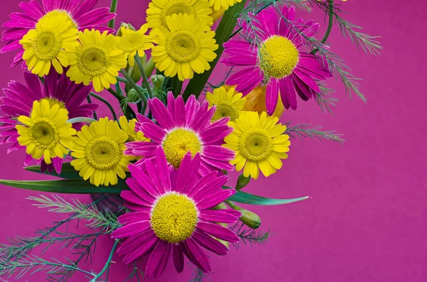 Букет Ярко Желтых Фиолетовых Летних Цветов Снимается Крупным Планом Верхней — стоковое фото