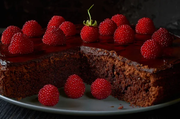 Panecillo Grande Chocolate Con Bayas Rojas Brillantes Algunas Cortadas Bandeja — Foto de Stock