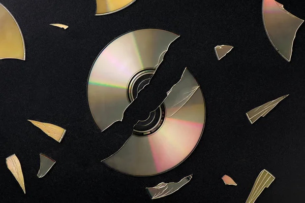 Gebroken Compact Disc Met Stukjes Verstrooit Zwart Oppervlak — Stockfoto