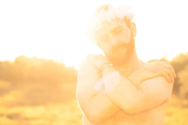 Mannen Med Blommor Krona Vid Solnedgången Kramar Själv — Stockfoto