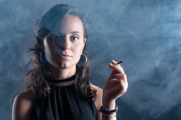 Duman Ile Çevrili Bir Sigara Kadın — Stok fotoğraf