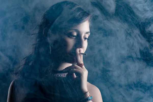 Mulher Fumando Cigarro Cercado Com Fumaça — Fotografia de Stock