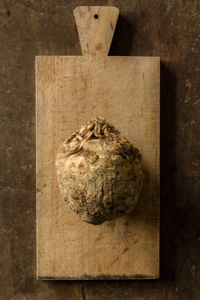 木制砧板上的原始芹菜 — 图库照片