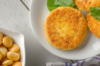 Ispanak yaprakları ile ev yapımı acı bakla hamburger