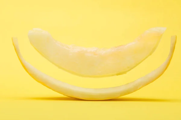 Schwimmende Scheibe Kanarienmelone Auf Gelbem Hintergrund — Stockfoto