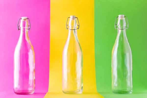 Tres Botellas Vidrio Vacías Sobre Fondo Multicolor — Foto de Stock