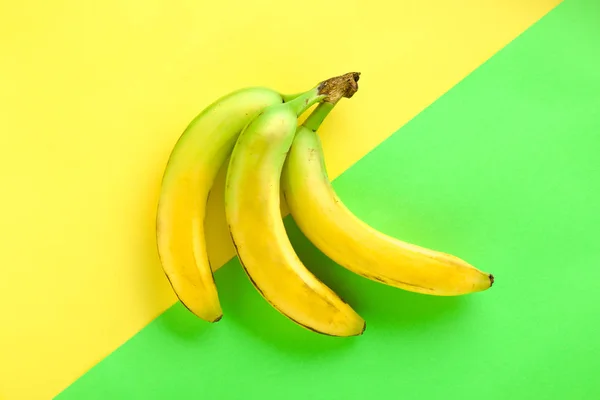 Plátanos Inmaduros Sobre Fondo Amarillo Verde —  Fotos de Stock