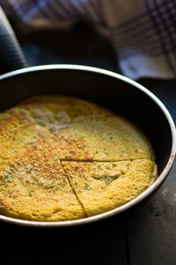 Vegan nohut omlet tava dilimlenmiş