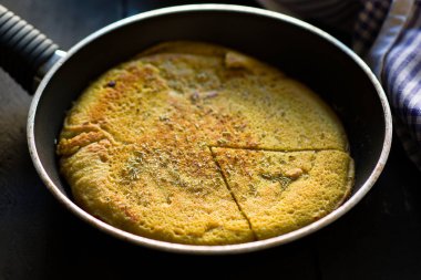 Vegan nohut omlet tava dilimlenmiş