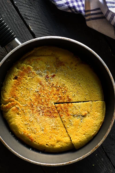 Omelette Pois Chiches Végétalien Tranchée Sur Une Poêle Images De Stock Libres De Droits