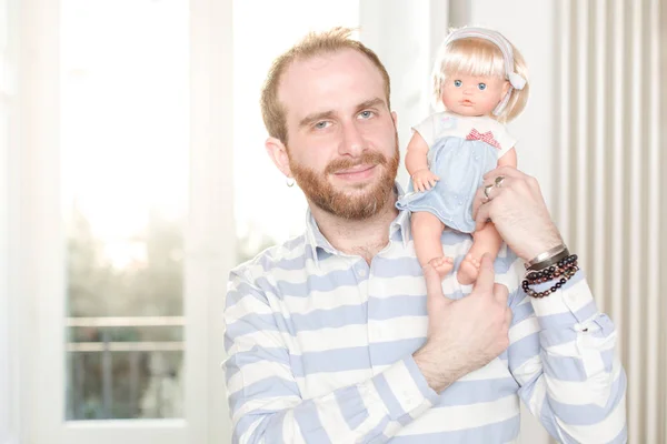 Homme Souriant Avec Une Poupée Sur Son Épaule Images De Stock Libres De Droits