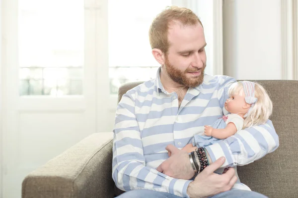 Glimlachende Man Zittend Een Bank Bron Een Pop Stockfoto