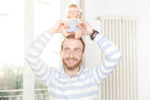 Lachende Man Met Een Pop Zijn Hoofd — Stockfoto