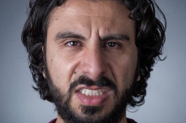 Sakallı ve Uzun Saçlı Kızgın Adam Kameraya Bakıyor